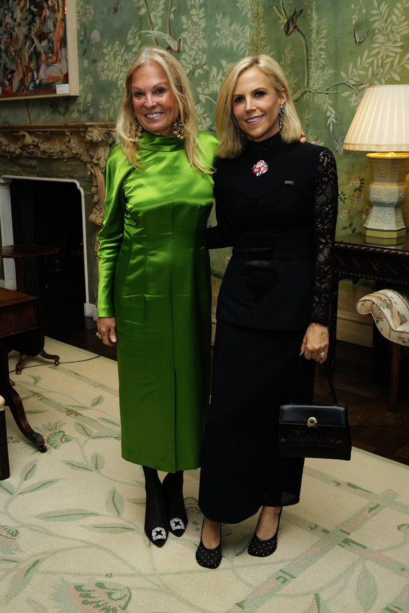 Last night I welcomed @ToryBurch to Winfield House alongside 🇬🇧 & 🇺🇸 women leaders to share our experiences and discuss how we can use our voices to tear down those final barriers for the next generation of women. Tory's own story of the difficulties she has faced as a woman in…