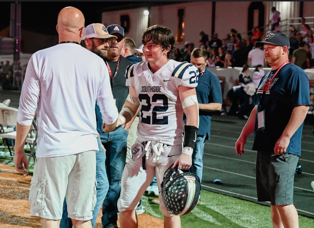 ghwitt22's tweet photo. It’s always great to get a W, but last Friday night hit a little different for me #Southerners @fbcoachsimpson @coachbogould @nathan9couch @t_schwifty @BrockMay21 https://t.co/ydtr4KPf9M