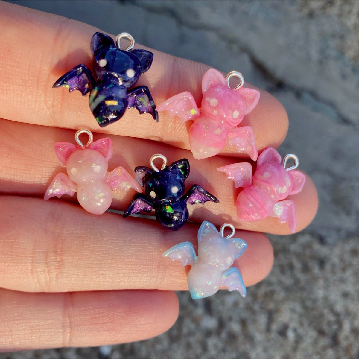kenzielynziee's tweet photo. 👻🖤✨HAPPY HALLOWEEN ✨🖤👻

All orders made today will come with a free opal bat necklace! 🦇 (leave your preferred color in the “notes”) https://t.co/9F8xrN2NEq