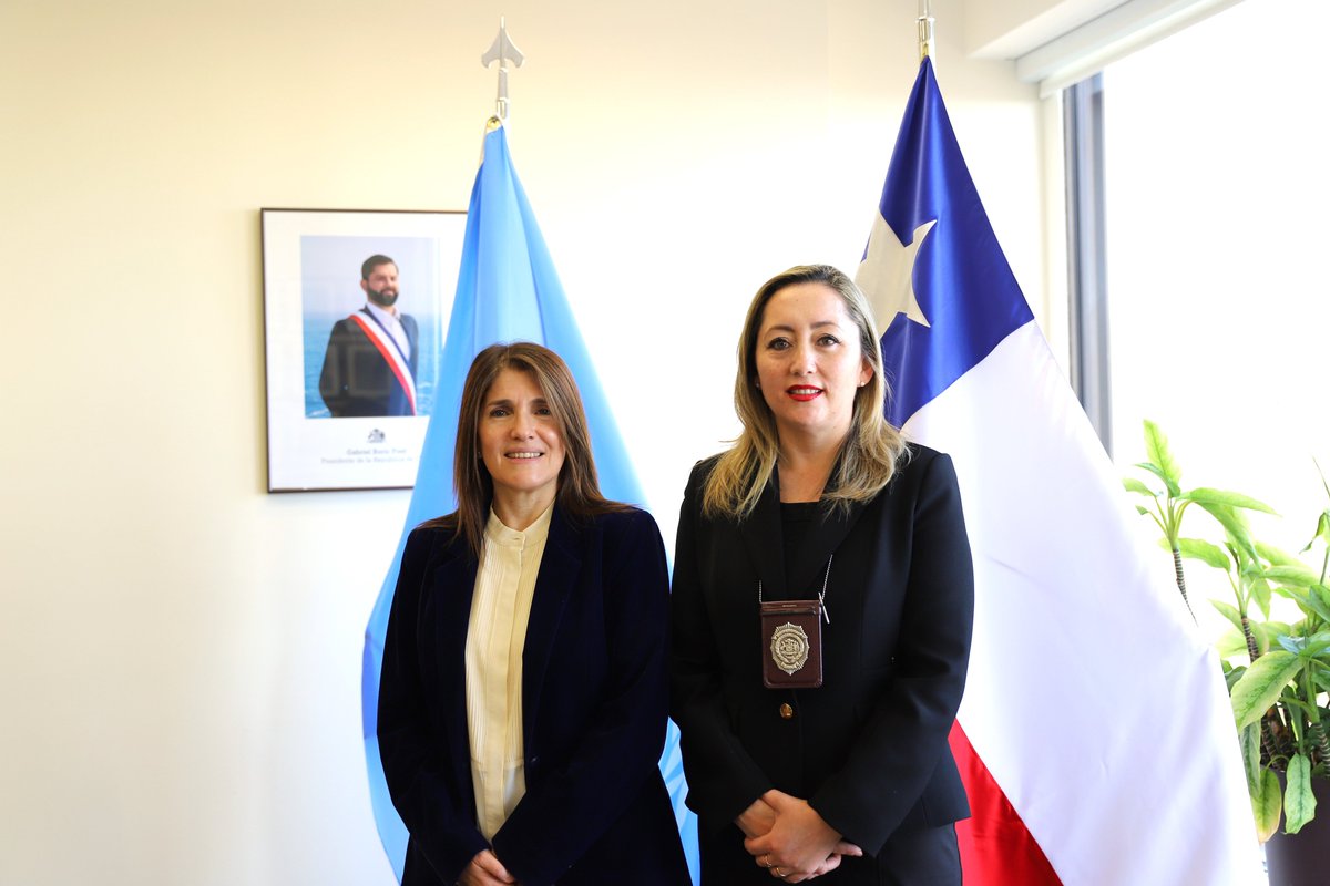 Le damos la bienvenida a Yocelyn Cea, subperfecto de la <a href="/PDI_CHILE/">PDI Chile</a>, que se incorpora como agregada policial en la Misión de Chile ante la ONU. Yocelyn, con 25 años de servicio, fue parte de la Misión de Paz en Haití entre 2011 y 2012, y es la primera mujer en ocupar este cargo.