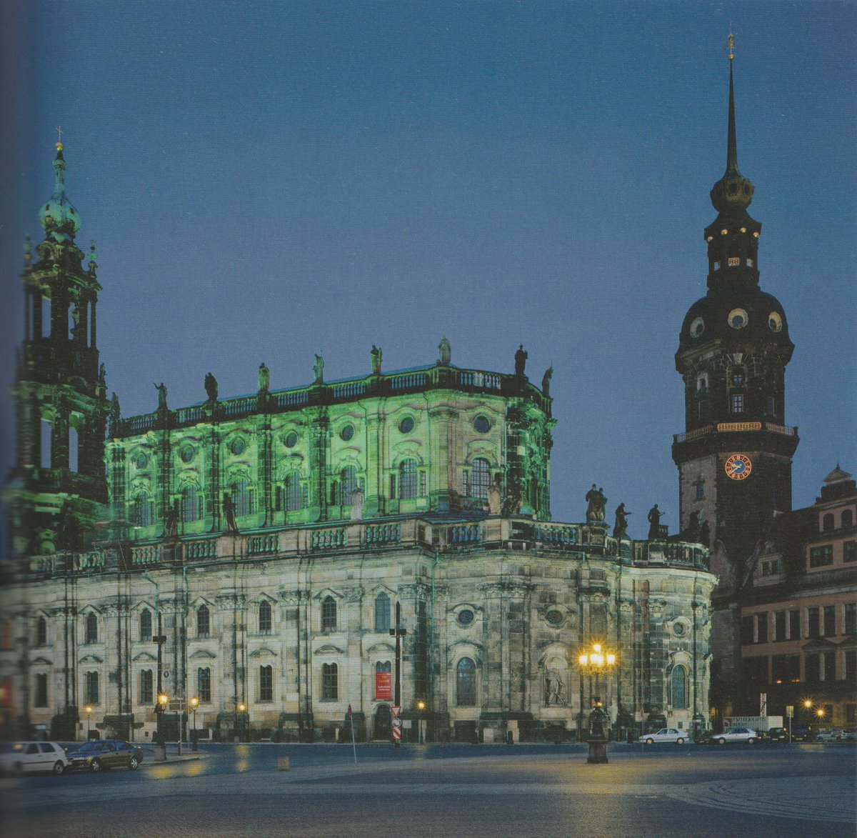 Die Bombardierung Dresdens 1945 hatte überall in der Innenstadt ihre Spuren hinterlassen. Wie allerorts beseitigen zahlreiche Trümmerfrauen auch auf dem Theaterplatz die Überreste der zerstörten Gebäude. Im Hintergrund ist die ausgebombte Hofkirche zu sehen.