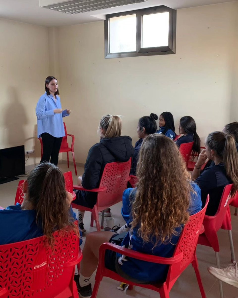 ZaragozaCFF's tweet photo. Las jugadoras y técnicos de nuestra primera plantilla han recibido la visita de @Enclave_Natural

🍎 Raquel Mayoral, encargada de cuidar la nutrición de nuestras jugadoras, impartió una charla de nutrición deportiva. ¡Seguimos aprendiendo sobre salud y rendimiento deportivo! https://t.co/GfwtgN097q