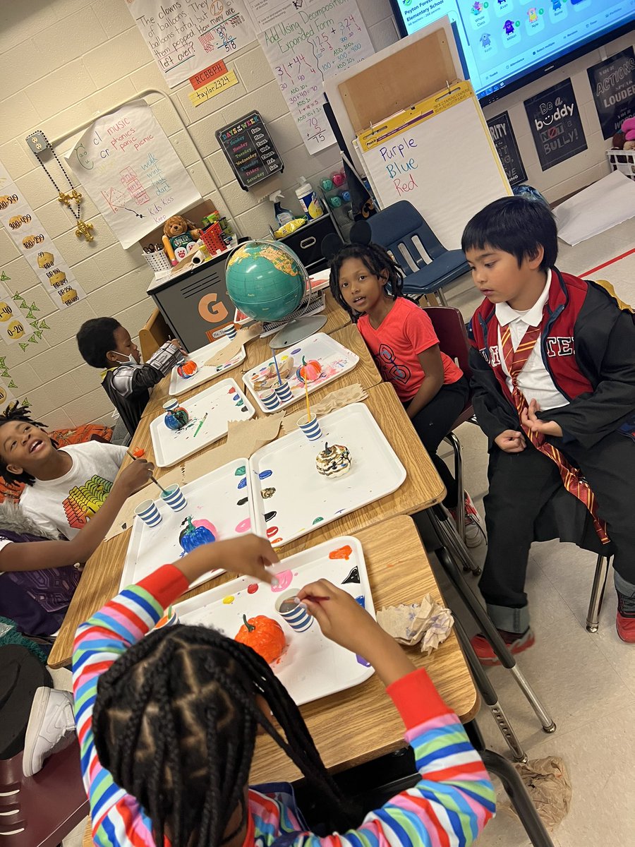 Taylor_Teaches2's tweet photo. Pumpkin Painting 🎃👩🏽‍🎨🧑🏽‍🎨 https://t.co/pfoTj7eIpR