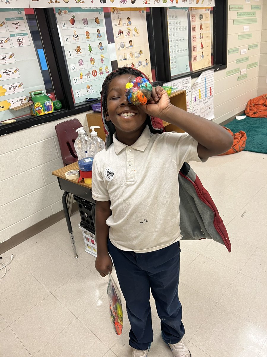 Taylor_Teaches2's tweet photo. Pumpkin Painting 🎃👩🏽‍🎨🧑🏽‍🎨 https://t.co/pfoTj7eIpR