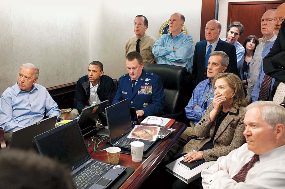 El presidente de los Estados Unidos Barack Obama con su equipo de seguridad nacional en la Sala de Situaciones de la Casa Blanca observan la operación secreta en tiempo real que condujo a la muerte del líder terrorista Osama bin Laden, 1 de mayo de 2011

📸: Pete Souza