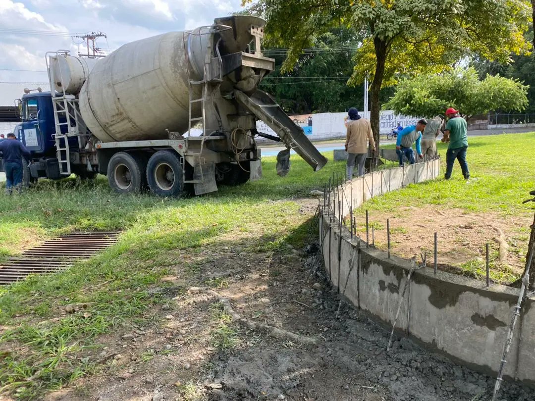 Avanzamos con los trabajos de remodelación en la Redoma La Espiga.

Este martes se realizó el vaciado de 16.5 m3 de concreto para la base de bancos y aceras.

Acarigua merece lo mejor y juntos lo estamos logrando ✌️
<a href="/nicolasmaduro/">Nicolás Maduro</a> <a href="/PrimitivoPsuv/">Antonio Primitivo Cedeño</a>