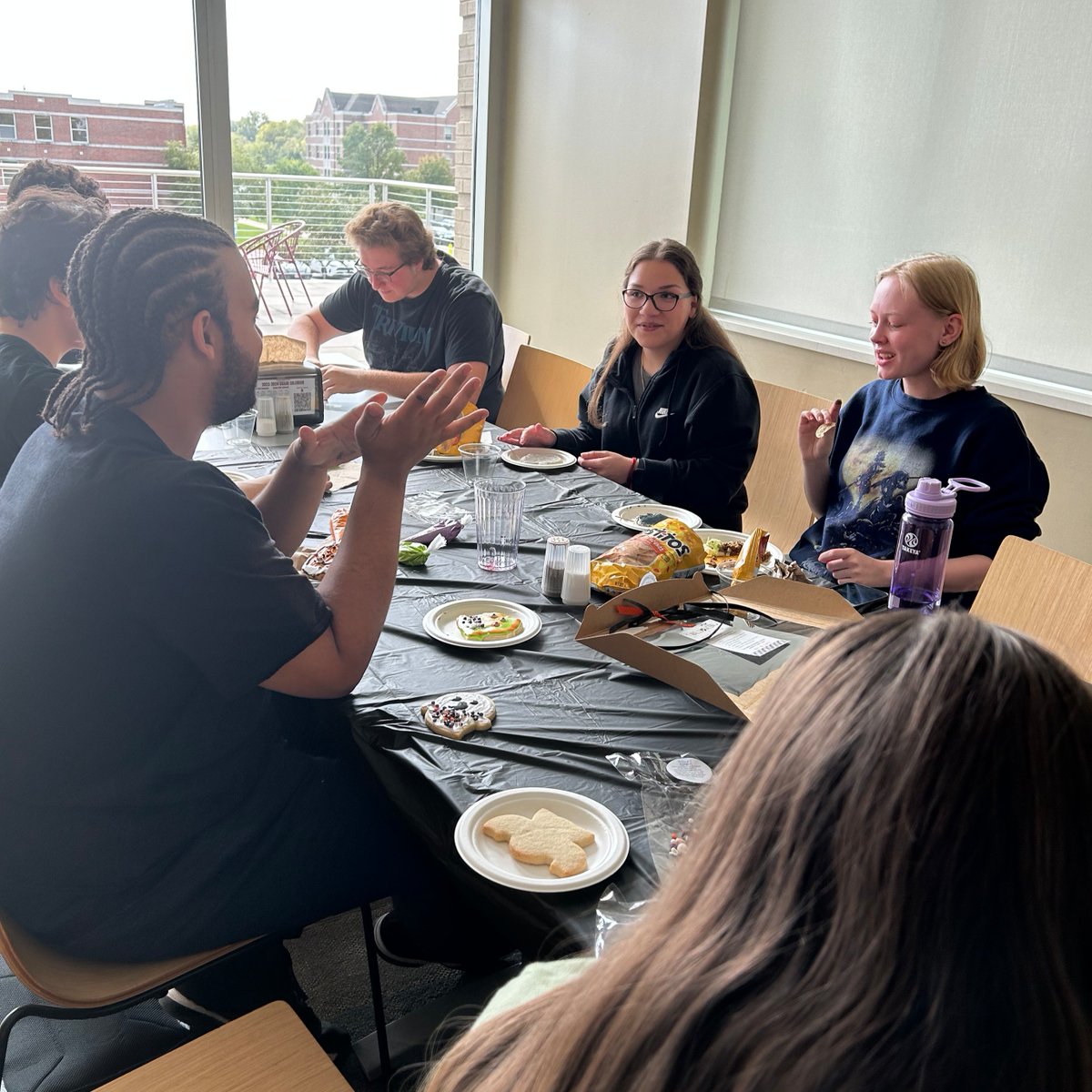 LewisUniversity's tweet image. Our First Gen #LewisU Flyers had a "chilling" time at their October Lunch &amp;amp; Learn decorating spooky cookies!👻🍪
#FirstGenFlyers
