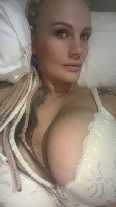 LAST hour to join my VIP pages at reduced price 🔞 https://t.co/lLGlKreBWJ https://t.co/wD0HPvJdJ0