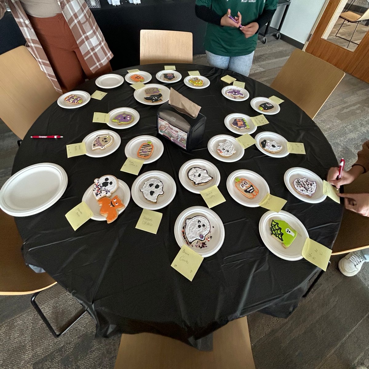 LewisUniversity's tweet image. Our First Gen #LewisU Flyers had a "chilling" time at their October Lunch &amp;amp; Learn decorating spooky cookies!👻🍪
#FirstGenFlyers