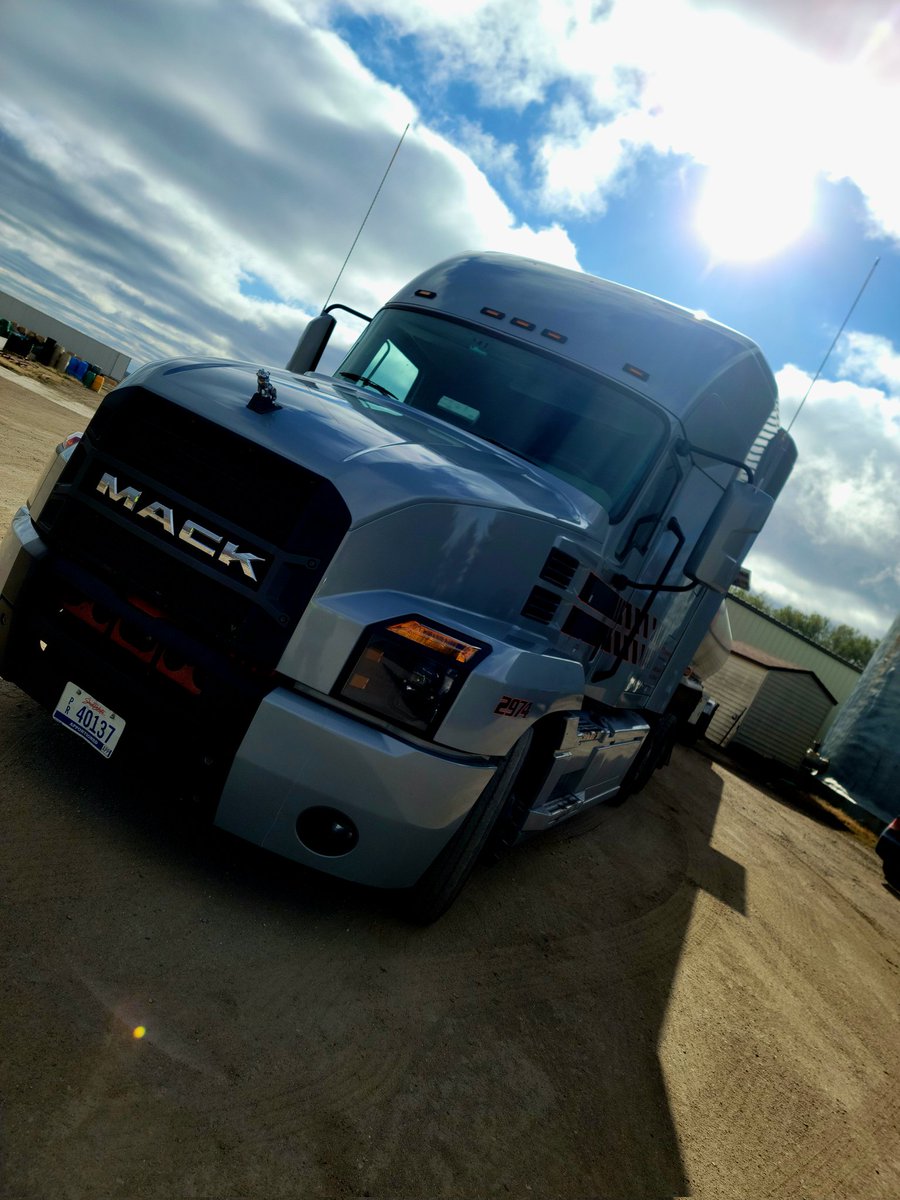 So I'm at a receiver and watching this thick stuff pump off. And figured what a perfect opportunity for a picture with the sun over the truck. #doitbetter #hbx #tanker #HellBentxpress