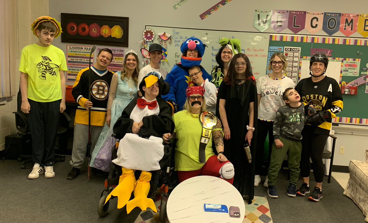 8bethhmorris's tweet photo. We had a fabulous Halloween!! @menihekhigh @NLESDCA 🎃👻🍬 https://t.co/SGktbXzJGE