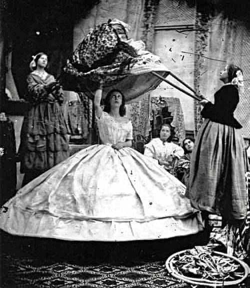 TheScribblerCMB's tweet image. Photo c 1860
“One of the fashion trends of the 19th century Victorian Era was the “Crinolinemania.” This refers to the use of a crinoline, a stiffened underskirt made using horsehair and linen or cotton, invented in the early 1840s.”

#histroy #fashion #fashionhistory