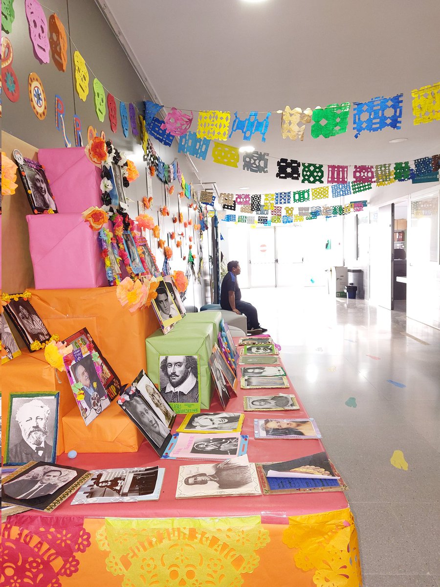 EstherLeft's tweet photo. Para celebrar #Halloween este curso en el #IESAlbal hemos decidido inspirarnos en Coco creando un Altar de Muertos con aquellas figuras de la cultura a las que no queremos olvidar, porque son #Imborrables. https://t.co/BEBrRrsEv7