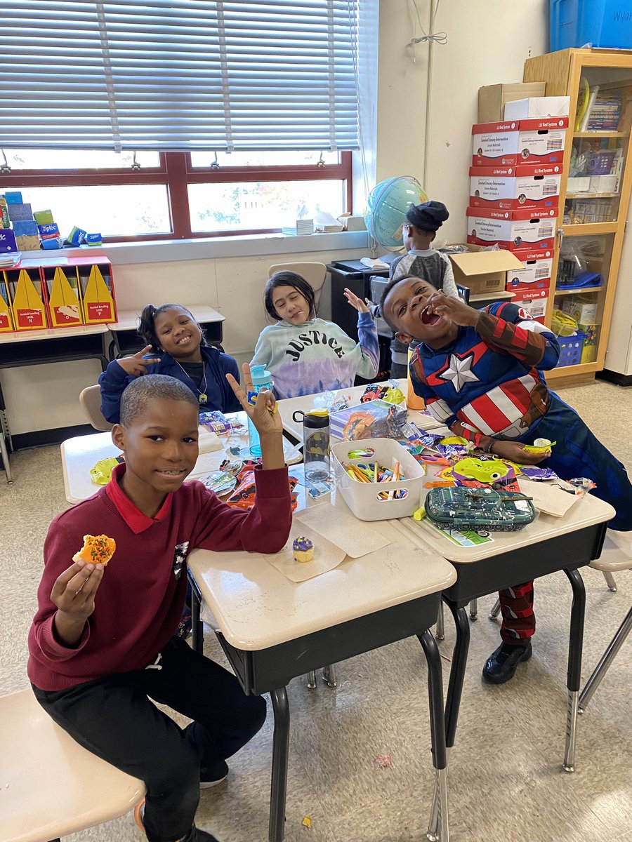 Happy Halloween from our class to you!🥰🥰🎃🤡🤠😈👻🍫🍭