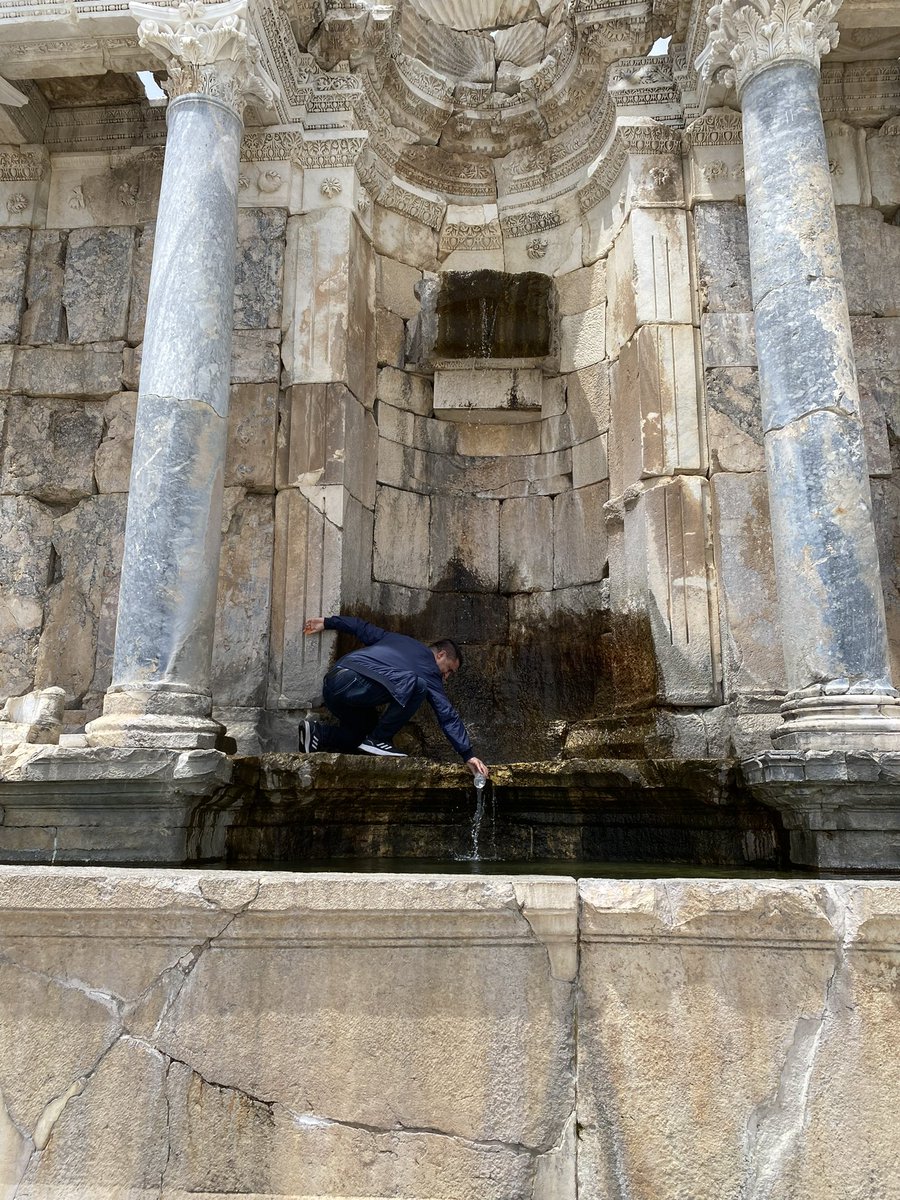 1800 yıldır aşk ile aktığı söylenen Antoninler Çeşmesi. Uzun yoldan geldik yüreğimiz yanmış.