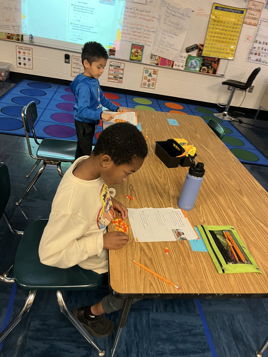 garrison3_mrs's tweet photo. Using candy corn as a manipulative for teaching related facts is a must on Halloween!!! https://t.co/JXgy9FXhw0