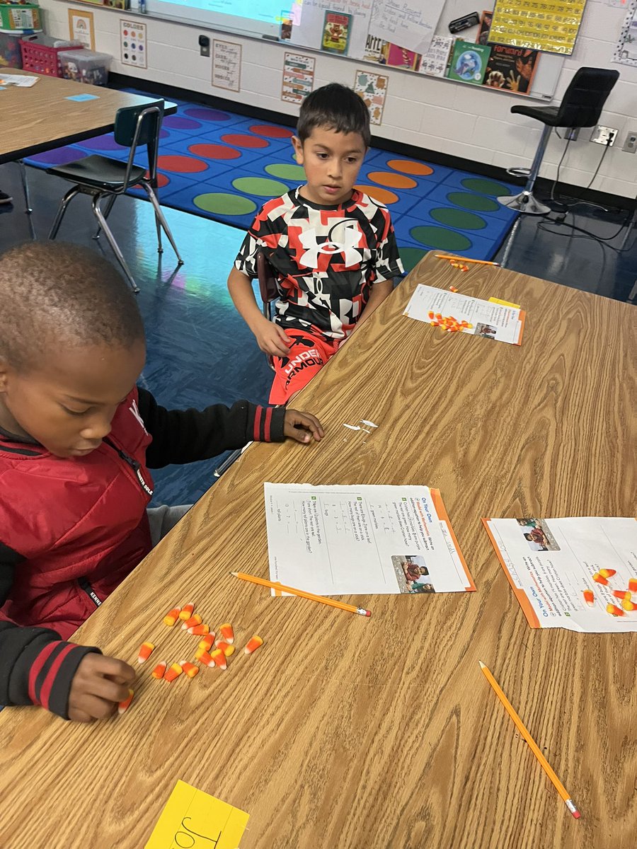garrison3_mrs's tweet photo. Using candy corn as a manipulative for teaching related facts is a must on Halloween!!! https://t.co/JXgy9FXhw0