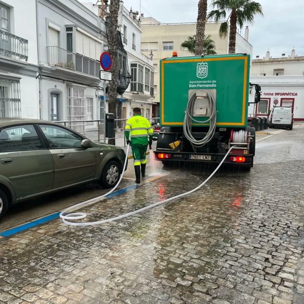 3rLocal's tweet photo. LOPEZ GIL DIMISION !
El partido político local 3R pide la DIMISIÓN irrevocable e inmediata, del Teniente de Alcaldesa FERNANDO LOPEZ GIL por la vulneración flagrante del decreto de excepcional de sequia, por seguir baldeando las calles de la ciudad, https://t.co/YU1HWF9R4H