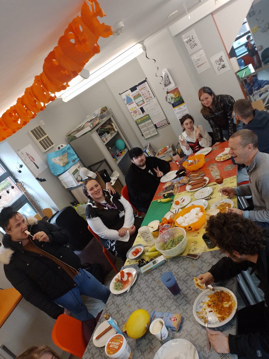 tweetstreetlife's tweet image. HAPPY HALLOWEEN 🎃 👻

Lots of spooky things happening at the base today… and I don’t just mean the karaoke!!

.
.
#halloween #halloweencake #halloweenfood #halloweenmakeup #halloweenfun #youthworkworks #streetlife #halloweenfood