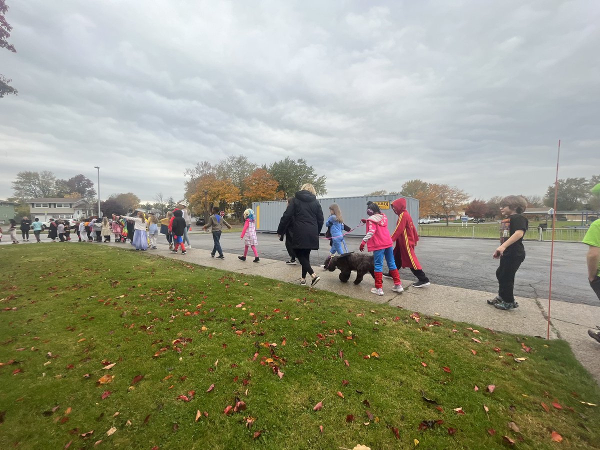MissCiezkiLMSW's tweet photo. Happy Halloween 🐾🎃 Smiles all around and we were even lucky enough to have our therapy dog, Dory, join in on our parade today too! @GlendaleSH @sweethomecsdSET https://t.co/bbT5ifliql