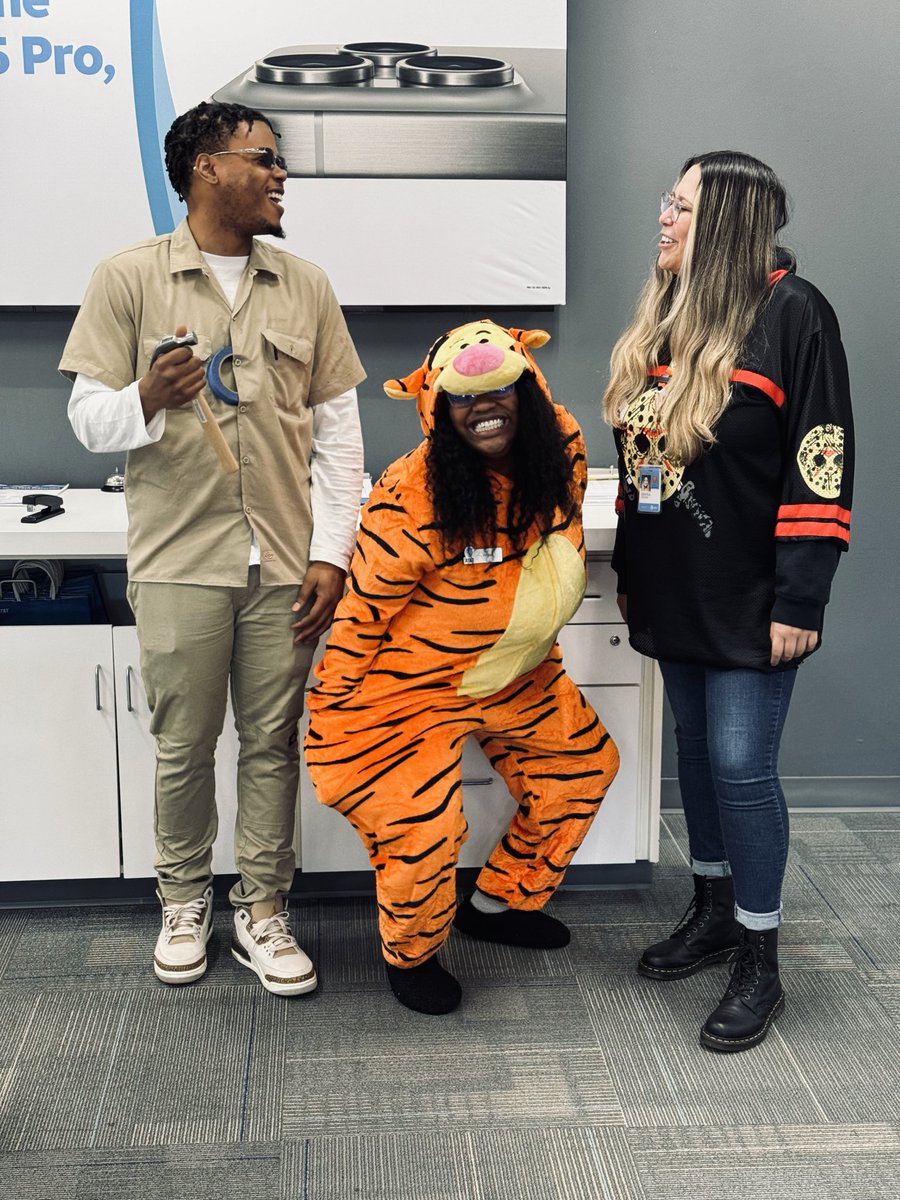 Boo-tiful peeps happy Halloween 👻 🍭 🎃  from Pine Bluff!!

@KAMO_A_Train <a href="/KAMOkonnects/">𝐾𝐴𝑀𝑂</a> 
<a href="/CoachAPacheco/">Alexandria Pacheco</a> <a href="/Farzad_Farokhi/">Farzad Farokhi</a> 
#lifeatATT #Halloween