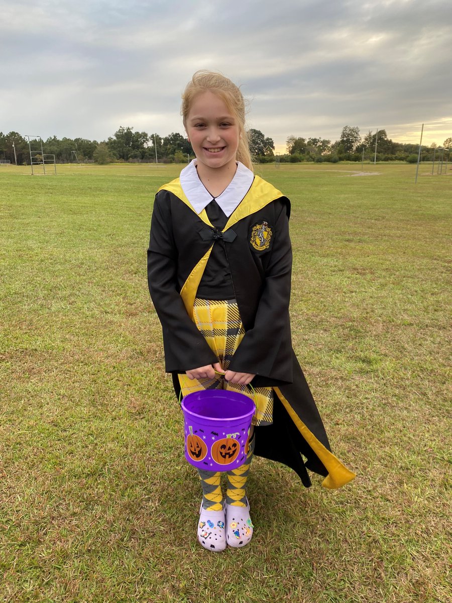 cschatzmanms's tweet photo. In honor of Halloween, I wanted to share some great costumes from Cassandra's daughters, Olivia and Isabel! Olivia is in the Hufflepuff costume and Isabel is Elastagirl! https://t.co/c8PdFObNQB