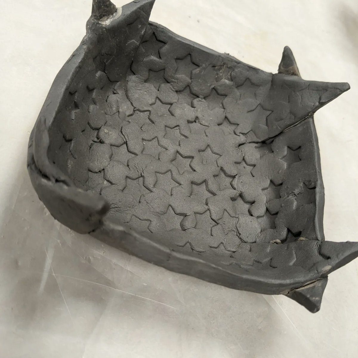 arttchr_Bert's tweet photo. Intro students were challenged to create texture on their Origami Bowls and amazing things are happening. #wearetruman #staytru https://t.co/ONgvsXje1i