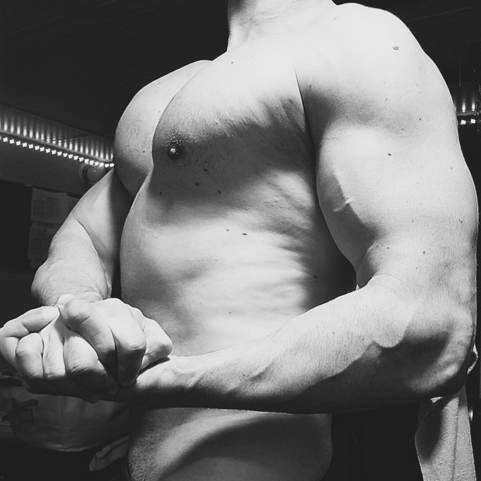 Quick B&amp;W posing action. https://t.co/OuwUwxqeFo<a href="/tag/mvsales"class="tags"><span>#mvsales</span></a>