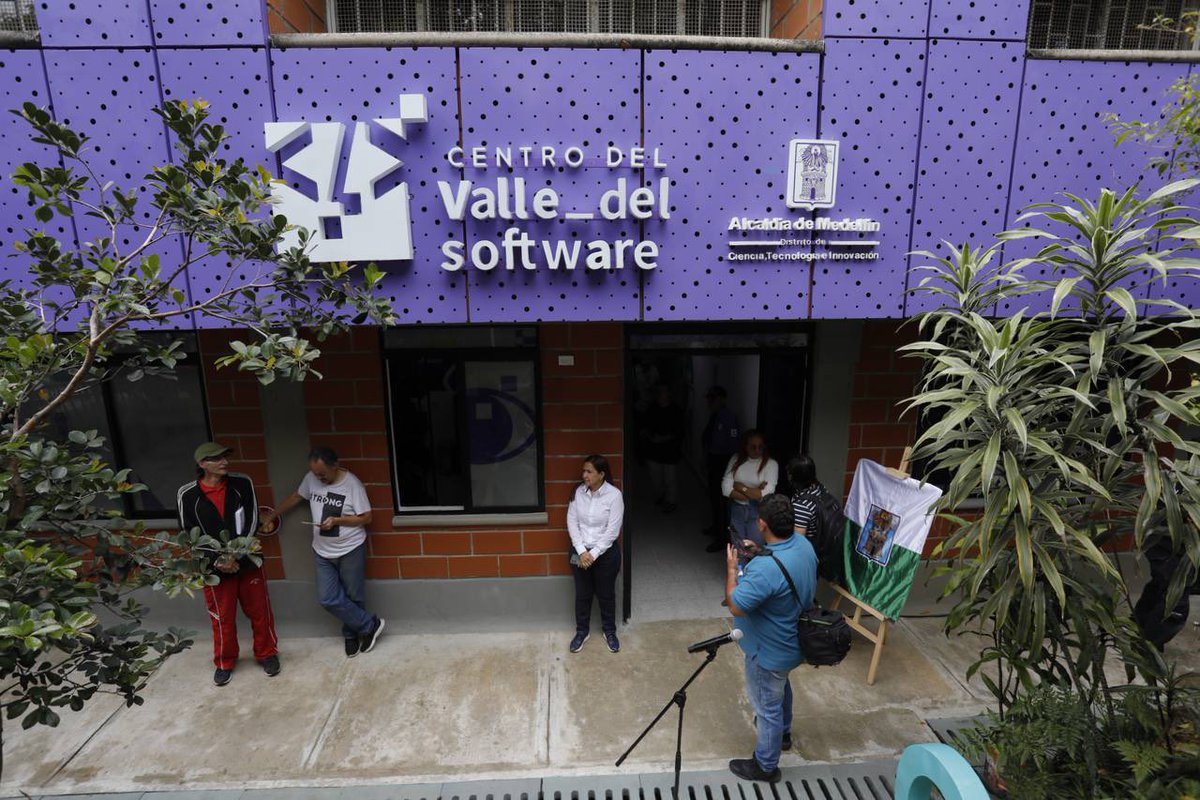 AlcaldiadeMed's tweet image. ¡Qué felicidad! 👏👏👏 Hoy Medellín cuenta con 1️⃣1️⃣ Centros del #ValleDelSoftware.

Abrimos las puertas del CVS en el Doce de Octubre, donde más de 180.000 habitantes disfrutarán de talleres, muestras tecnológicas, bootcamps, coworking y programas 💻.