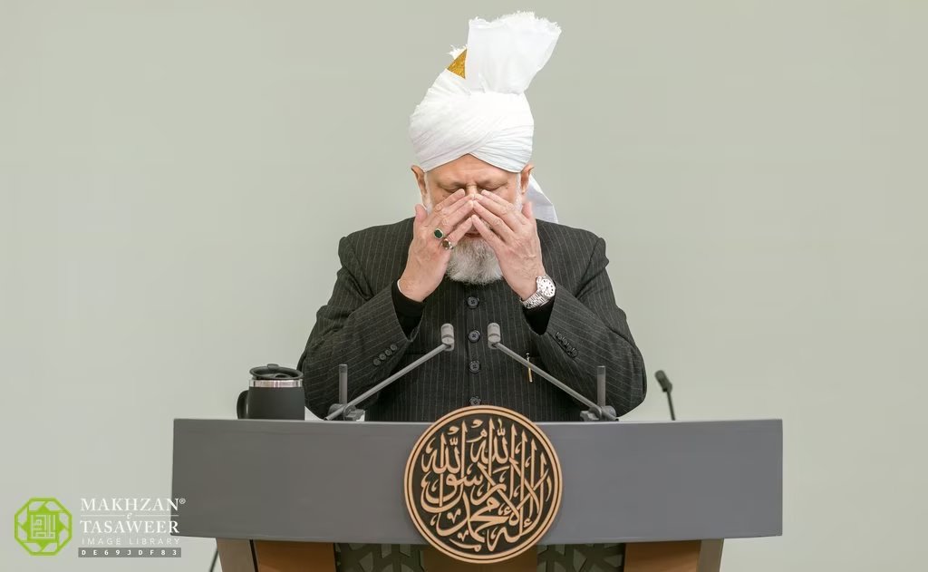 SyedAhmedOwais1's tweet photo. There should be a profound pain in our hearts for Muslims to be alleviated of hardships We believe in that Promised Messiah (peace be upon him), who – despite their opposition to us, expressed in a Persian couplet that...(1/2)
#voicesforpeace https://t.co/aj9jlopPSW