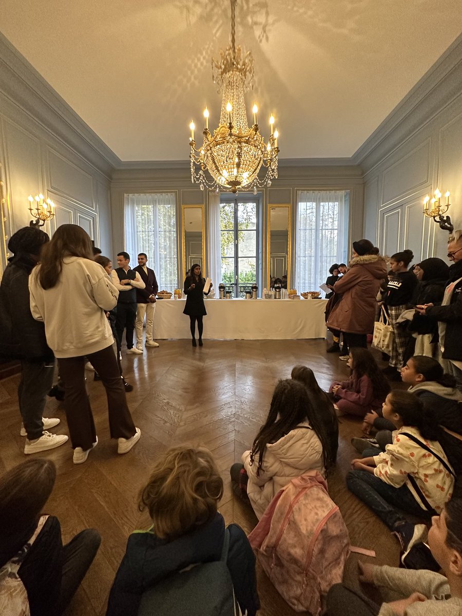 Aujourd'hui, nous avons eu l'honneur de rencontrer Mme <a href="/priscathevenot/">Prisca THEVENOT</a> , Secrétaire d'État à la jeunesse et au SNU. 
Son accueil chaleureux et son intérêt pour notre projet futur nous ont profondément touchés. 
Merci pour votre soutien précieux ! 🙏 #EngagementJeunesse"