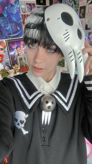 The surprise cosplay is Death the Kid!! See you in a sec!! 🖤💀 https://t.co/LDq96MoQLS HAPPY HALLOWEEN