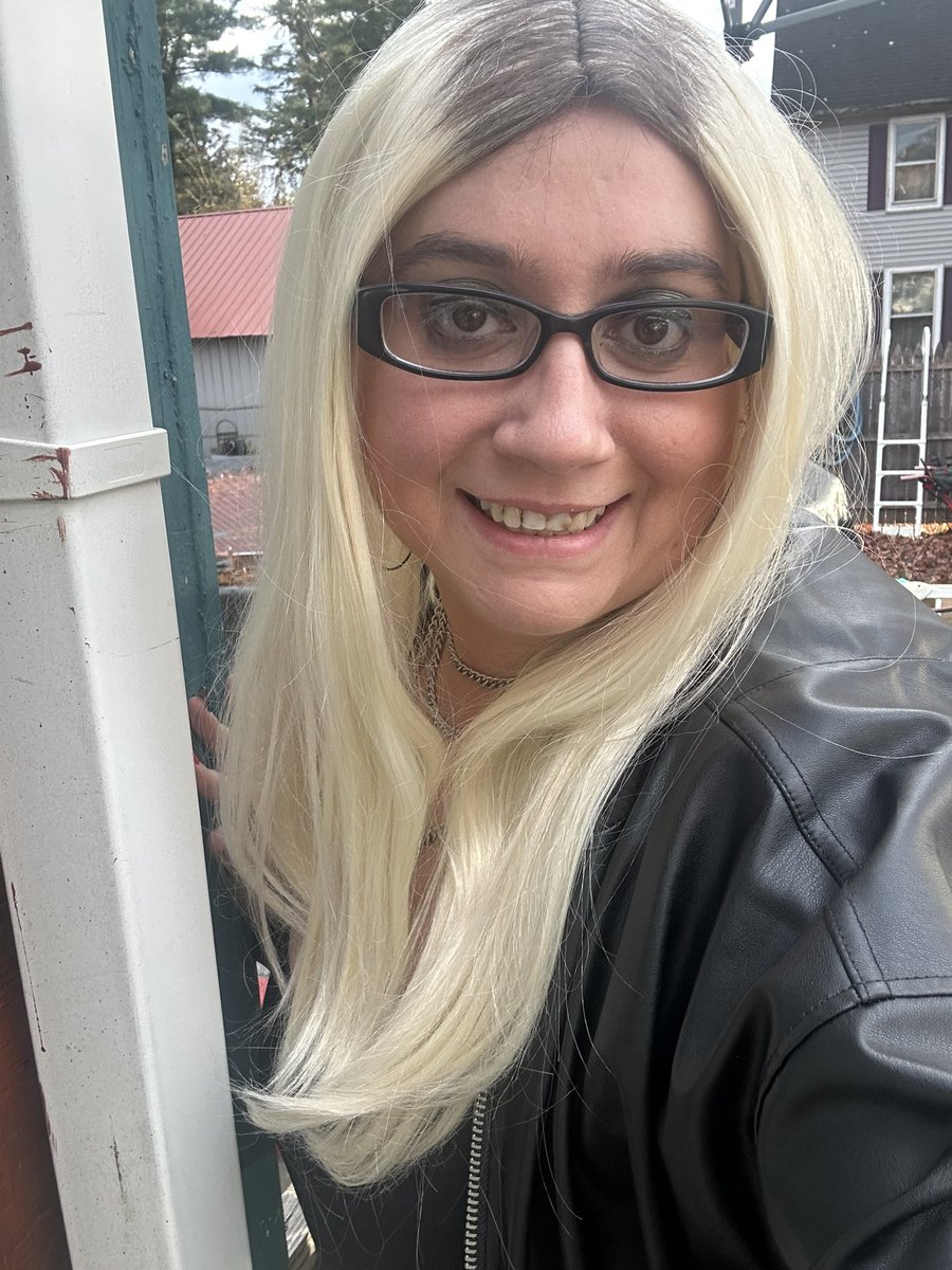 jess99573's tweet photo. This year I am the comic book character. This costume is inspired by one of my favorite @daniellednicola (happy Halloween everyone) https://t.co/0Df2KWoKZJ