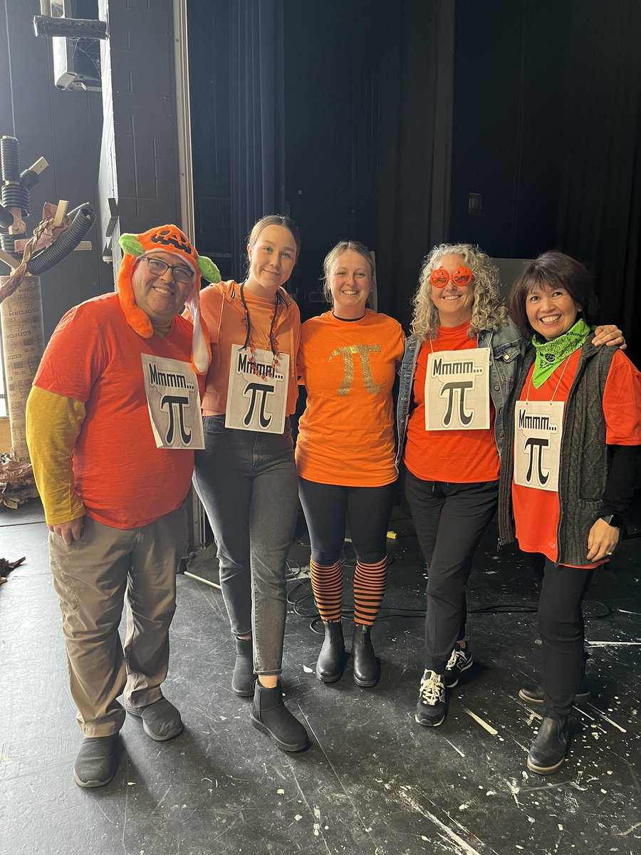 What's a mathematician's favorite Halloween treat? Pumpkin Pi! <a href="/RegiNotreDame/">Regiopolis-Notre Dame</a> #MathOWeen #CoolestMathDepartment 🎃🥧📐👻