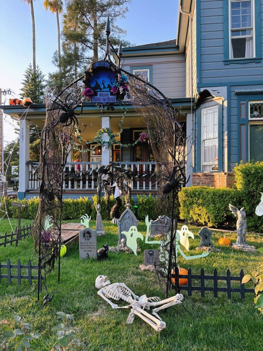 Who are you planning to spend Halloween with this year?😂😂