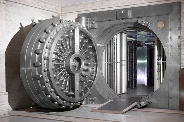 HeavieTalk's tweet photo. WTF?! 😫  

🎙A man was accidentally locked in a security vault in NYC for 10 hours. Apparently, the man was accessing his safe deposit box when he was unknowingly locked inside the vault by employees. 

https://t.co/aMJhUKpyWf
#HeavieTalk #HeavieTalkWTF #WTF https://t.co/4ynZVq4yZU
