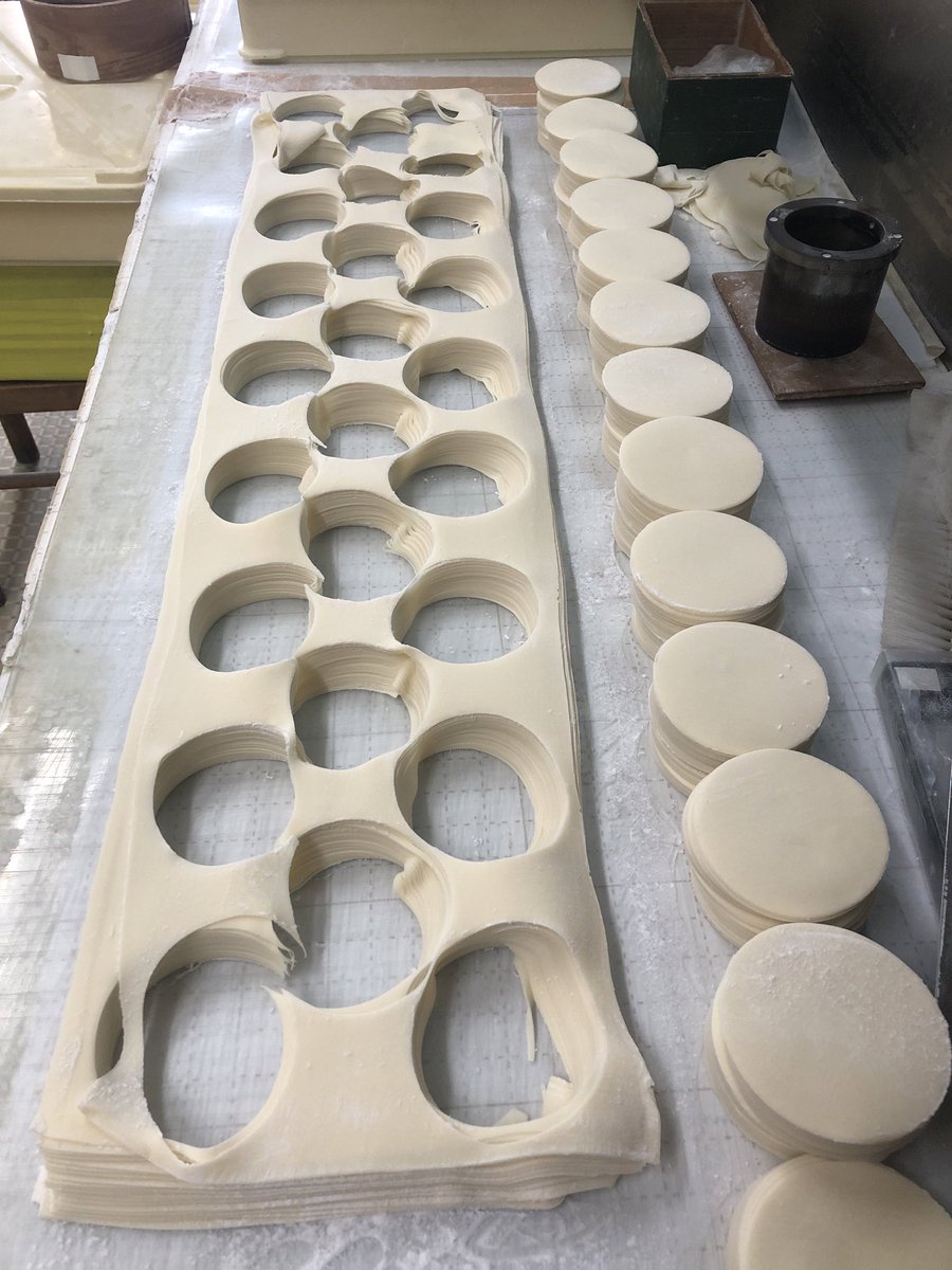 mizutoriseim's tweet photo. おはようございます🌞

"餃子の皮の残皮"

餃子の皮を製造する際に必ず発生する残皮💁

一回の作業で完成品が5.1キロ、残皮が3.6キロ発生😳

今迄、この残皮を使って様々な加工品を作りましたが、中々全てを加工しきれません😅

原材料が高騰する現在、当店の早急に解決しなければならない問題点です🧐 https://t.co/8L6V0Wpcsk