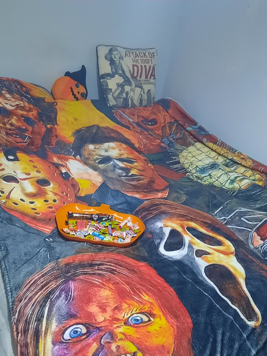 MMurrayWriter's tweet photo. First halloween in our new home complete! Now time to snuggle up with the leftover candy and horror movies. 😆 
Hope you've all been enjoying. 🎃 👻 https://t.co/nPzUhDuHBi