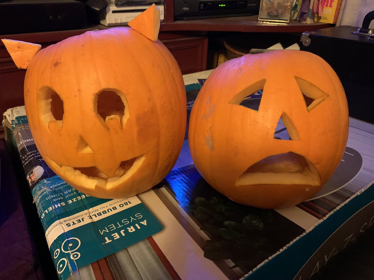 Our pumpkins, put out this evening  🎃 🎃🎃🎃🎃