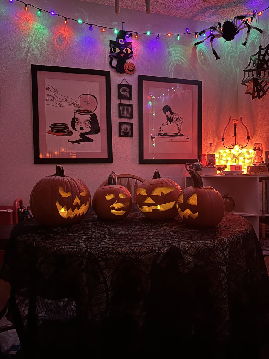 cullencore's tweet photo. harvest festivals, pumpkin patches, halloween artist markets, traveling around phx/prescott/jerome in search of the best pumpkin coffee, lesbian bar on saturday night to party w the full moon, crafting, pumpkin carving, so many movies, and so much more https://t.co/eLeDR0ghvx