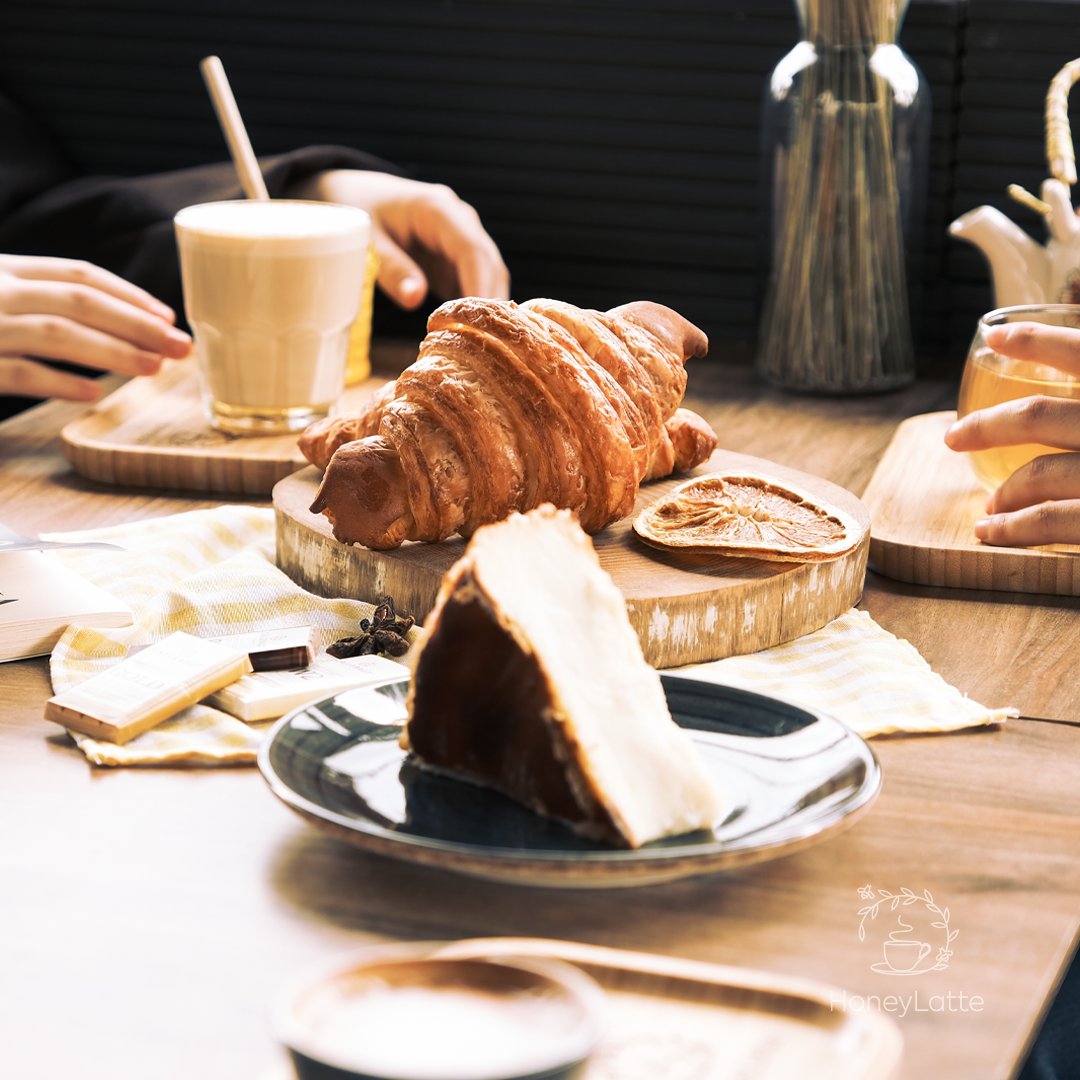Leziz tatlarımız, içeceğiniz yanında sizlere eşlik etmeyi bekliyor. 🥐
