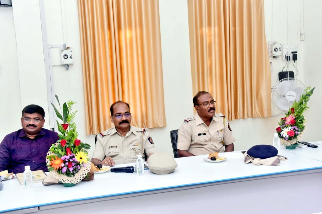 #Felicitation | वाशिम पोलीस  दलाच्या आस्थापनेवरून DySP पदी पदोन्नत होऊन जालना येथे बदली झालेले श्री.रफिक शेख यांचा मा.पोलीस अधीक्षक श्री.<a href="/IPS_Bachchan/">Bachchan Singh</a> यांनी शाल-श्रीफळ, पुषगुच्छ व भेटवस्तु देऊन सत्कार केला व पुढील यशस्वी आयुष्यासाठी शुभेच्छा दिल्या.

<a href="/IGP_AmtRange/">IGP AMRAVATI RANGE</a> <a href="/DGPMaharashtra/">महाराष्ट्र पोलीस - Maharashtra Police</a>