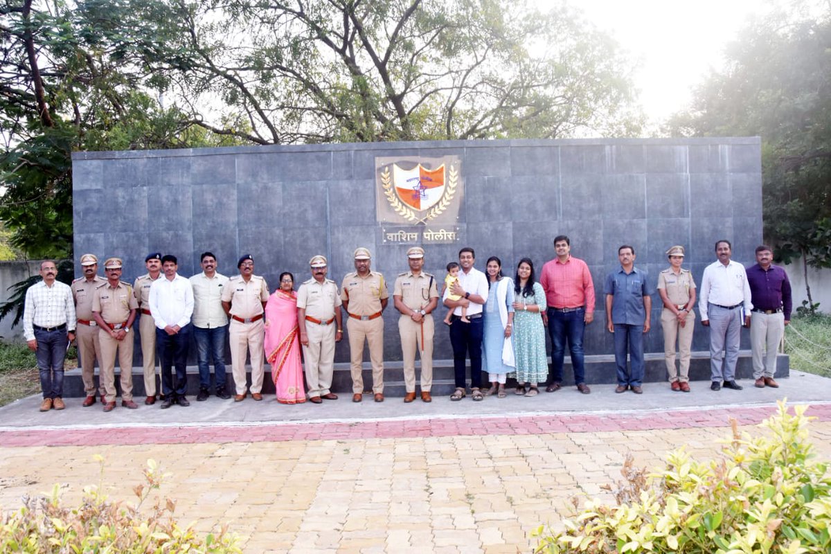 SP_Washim's tweet photo. #Felicitation | वाशिम पोलीस  दलाच्या आस्थापनेवरून DySP पदी पदोन्नत होऊन जालना येथे बदली झालेले श्री.रफिक शेख यांचा मा.पोलीस अधीक्षक श्री.@IPS_Bachchan यांनी शाल-श्रीफळ, पुषगुच्छ व भेटवस्तु देऊन सत्कार केला व पुढील यशस्वी आयुष्यासाठी शुभेच्छा दिल्या.

@IGP_AmtRange @DGPMaharashtra https://t.co/TOpLHyVK5t