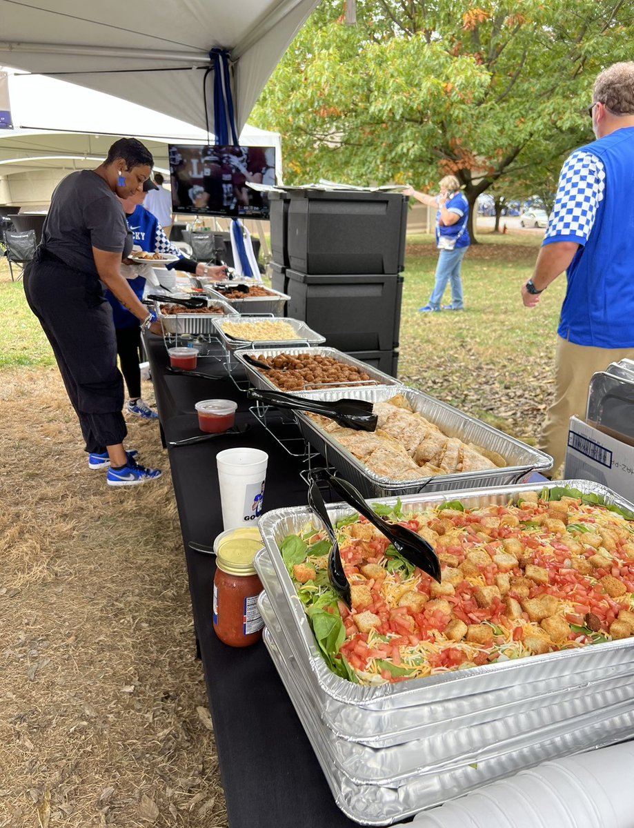 UKFootballFam's tweet photo. Best parent group in college sports!! Big Blue Family 🥷🏾 #bbf https://t.co/V1eKVBnE7Q