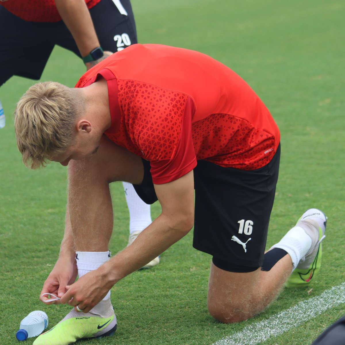 RotherhamUnited's tweet image. 💬 | “I’ve had so many days in the gym and because of that, it has made me appreciate it even more getting the opportunity to be back out there with the lads.”

Read the interview with Jamie Lindsay following his return to light training. ⬇️

#rufc | #ForeverTogetherForeverProud…