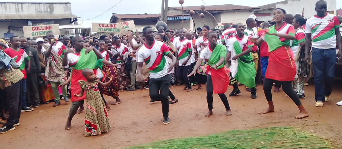 CnddFddButanyer's tweet photo. #Burundi 31/10/203
Ubuserukizi bwa @CnddFdd muri komine#Kayanza,bwagendeyeabagumyabanga bo mu mazone ya #Jene,#Rukere na #Mparamirundi.
muntumbero yokumenyana
Gutegura amatora ya 2025
kubandanya bakora ibikorwa vy'iterambere no kubungabaunga amahoro n'umutekano
@R_Ndikuriyo https://t.co/qf0EYAFB6c