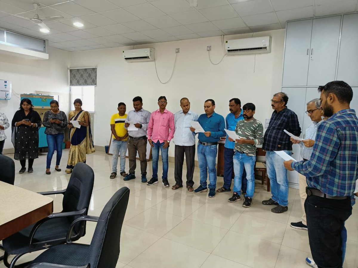 CSIR_NML's tweet photo. Integrity Pledge were administered by Head of the Division alongwith the team on 31st October, 2023, as a part of the Vigilance Awareness Week 2023 @CSIR_IND @CSIR_CMERI https://t.co/r7Pf6B0oK2