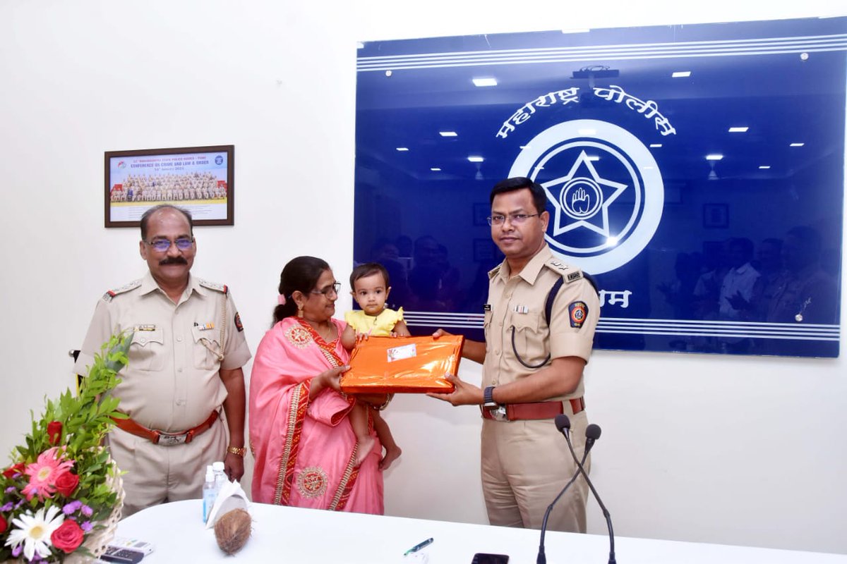 SP_Washim's tweet photo. #Felicitation | वाशिम पोलीस दलाच्या आस्थापनेवरून नियत वयोमानाप्रमाणे सेवानिवृत्त झालेले पोनि.श्री.अग्रवाल यांचा मा.पोलीस अधीक्षक श्री.@IPS_Bachchan यांनी शाल-श्रीफळ, पुषगुच्छ व भेटवस्तु देऊन सत्कार केला व पुढील यशस्वी आयुष्यासाठी शुभेच्छा दिल्या.

@IGP_AmtRange @DGPMaharashtra https://t.co/FuELinmolM