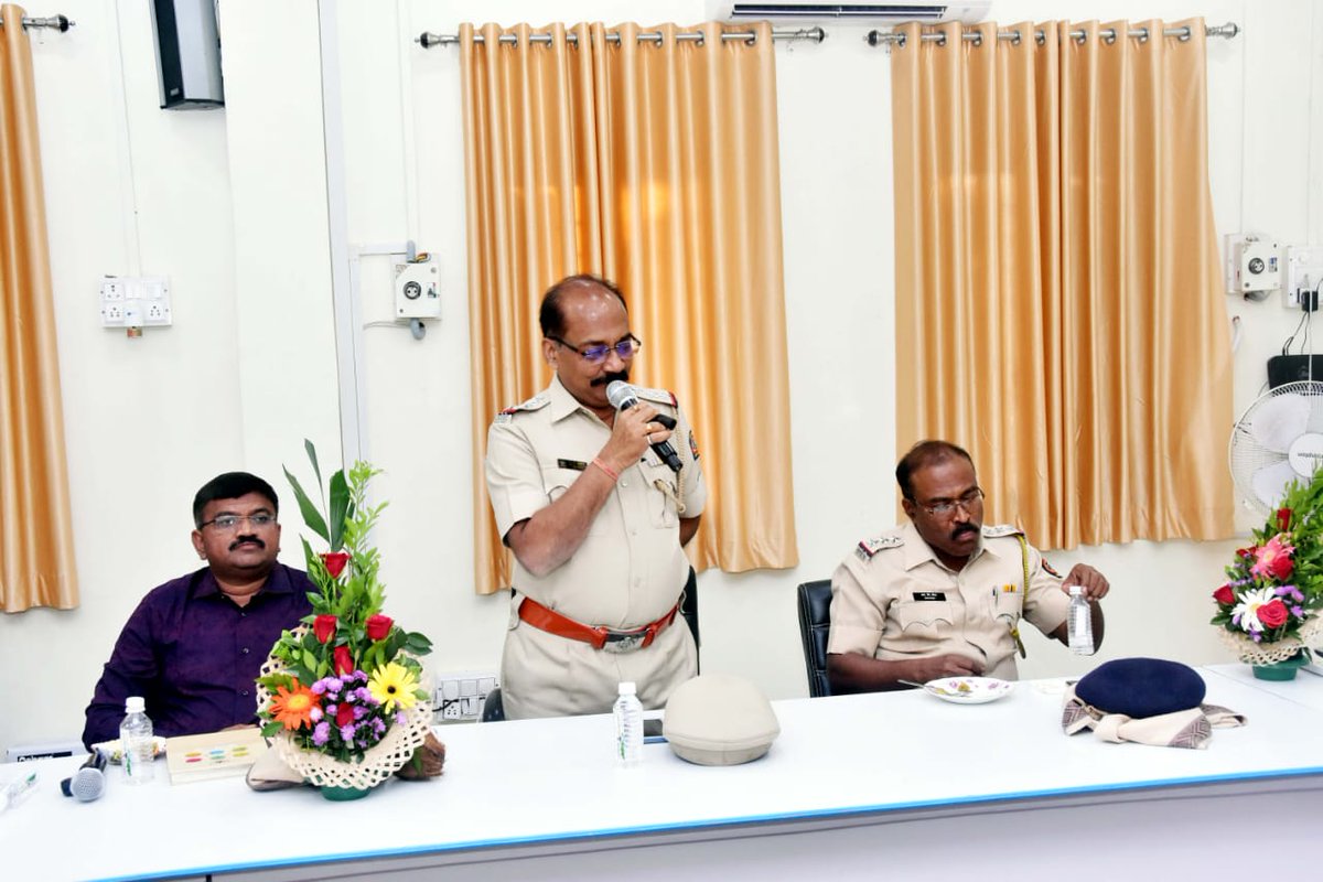 #Felicitation | वाशिम पोलीस दलाच्या आस्थापनेवरून नियत वयोमानाप्रमाणे सेवानिवृत्त झालेले पोनि.श्री.अग्रवाल यांचा मा.पोलीस अधीक्षक श्री.<a href="/IPS_Bachchan/">Bachchan Singh</a> यांनी शाल-श्रीफळ, पुषगुच्छ व भेटवस्तु देऊन सत्कार केला व पुढील यशस्वी आयुष्यासाठी शुभेच्छा दिल्या.

<a href="/IGP_AmtRange/">IGP AMRAVATI RANGE</a> <a href="/DGPMaharashtra/">महाराष्ट्र पोलीस - Maharashtra Police</a>