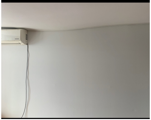 beingsince's tweet image. 몇달 전의 황당한 일. 안방 천장이 내려앉음. ㅋㅋㅋ 

1. 시작은 일요일 아침. 자고 일어나니 이상하게 천장이 굽은 것 같은데..? 하면서 사진을 찍어둠. 그땐 물기도 없고 하니까 "괜찮은것같은디...?" 하면서 와플대학원 다녀옴. 저 상태에서 또 하루를 잤음. 지금 생각해보면 미쳤지 싶음.